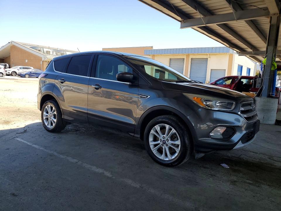 2017 Ford Escape VIN 1FMCU9GD6HUE39346 COPART salvage auction — MINOR DENT/SCRATCHES, Ca - Dis/Dlr/Exp Only Clean Title, sold $450 on 2026-07-02 (photo 4)