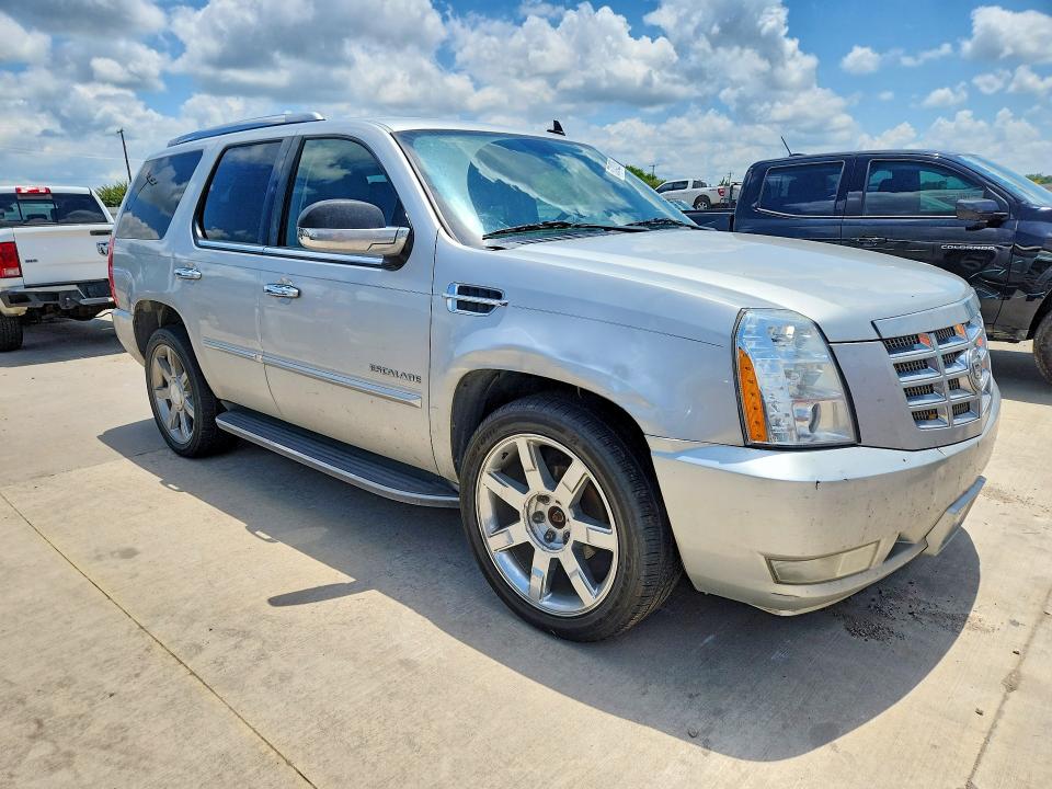 2011 Cadillac Escalade VIN 1GYS4BEF8BR139002 COPART salvage auction — NORMAL WEAR, Tx - Certificate Of Title, sold $1,100 on 2026-07-02 (photo 4)