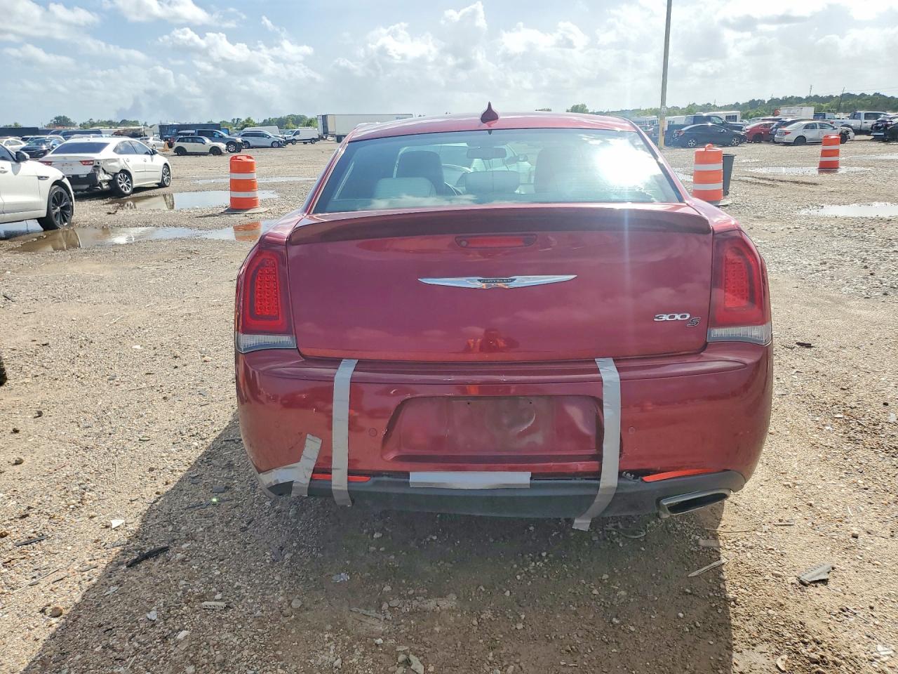 2018 Chrysler 300 VIN 2C3CCABG0JH275146 COPART salvage auction — Minor Dent/Scratches, TX - SALVAGE VEHICLE TITLE, sold $4,050 on 2026-07-09 (photo 6)
