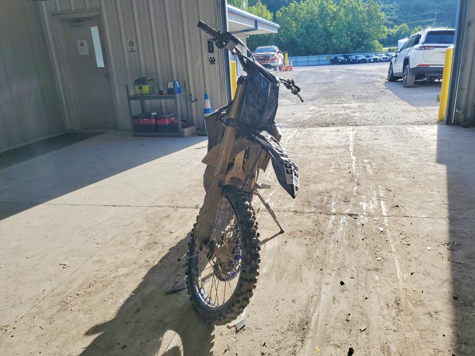 2022 Yamaha Yz125 VIN JYACE29C8NA004527 COPART salvage auction — ALL OVER, Wv - Salvage Certificate, sold $1,750 on 2026-07-02 (photo 2)