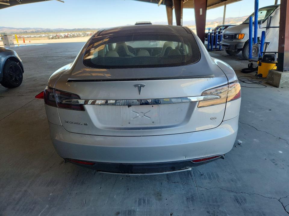 2013 Tesla Model s VIN 5YJSA1CN8DFP13772 COPART salvage auction — MINOR DENT/SCRATCHES, Ca - Dis/Dlr/Exp App For Dup Clean, sold $3,200 on 2026-07-13 (photo 6)