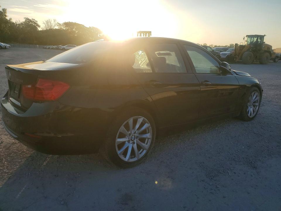 2013 BMW 3er VIN WBA3A5G54DNP21839 COPART salvage auction — FRONT END, Ia - Salvage W/Salvage History, sold $625 on 2026-07-10 (photo 3)