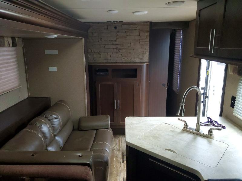 2017 Forest riv Recreational vehicle (rv) VIN 4X4TCKE22HK039192 COPART salvage auction — HAIL, KS - CERT OF TITLE-SALVAGE, sold $7,000 on 2026-07-16 (photo 5)