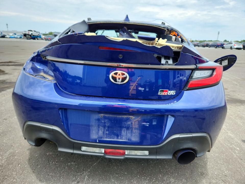 2024 Toyota Gr 86 VIN JF1ZNBE11R9750057 COPART salvage auction — ROLLOVER, Fl - Cert Of Title Slvg Rebuildable, sold $5,300 on 2026-07-25 (photo 6)