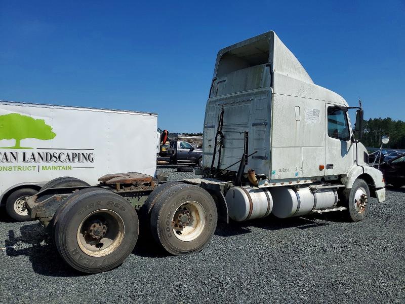 2007 Volvo Vnm VIN 4V4MC9GH57N460779 COPART salvage auction — FRONT END, NC - DEALER ONLY CLEAN TITLE, sold $350 on 2026-07-09 (photo 4)