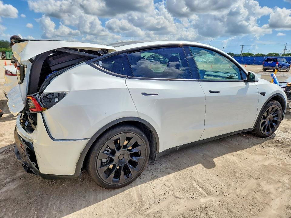 2024 Tesla Model y VIN 7SAYGDED0RF041831 COPART salvage auction — REAR END, Fl - Cert Of Title Slvg Rebuildable, sold $7,700 on 2026-07-15 (photo 3)