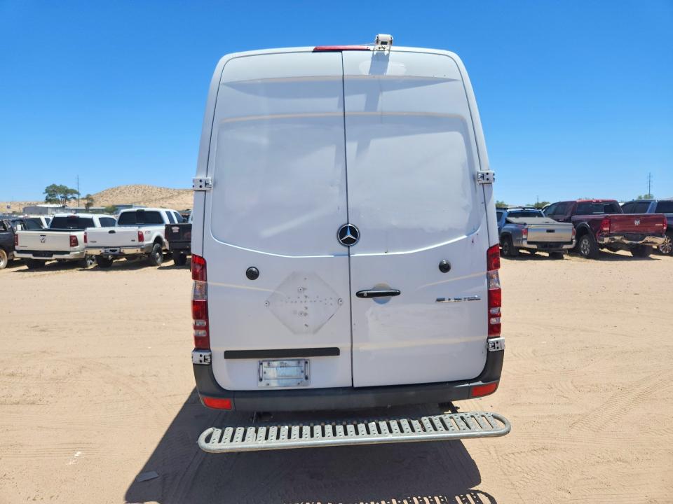 2014 Mercedes-benz Sprinter 2500 VIN WD3PE8DE8E5899697 COPART salvage auction — VANDALISM, NM - CERTIFICATE OF TITLE, sold $1,250 on 2026-07-20 (photo 6)