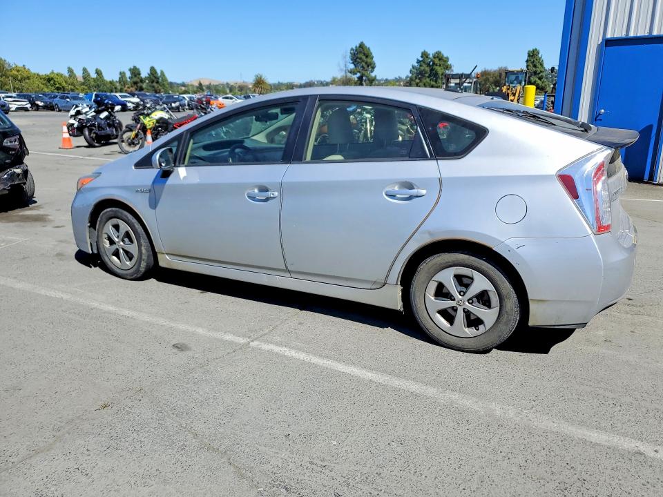2015 Toyota Prius VIN JTDKN3DU7F0433817 COPART salvage auction — MINOR DENT/SCRATCHES, CA - DIS/DLR/EXP ONLY CLEAN TITLE, sold $2,500 on 2026-07-31 (photo 2)