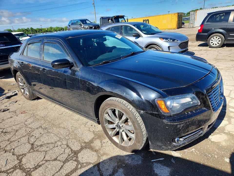 2014 Chrysler 300 VIN 2C3CCAGG4EH352776 COPART salvage auction — NORMAL WEAR, In - Certificate Of Title, sold $900 on 2026-07-04 (photo 4)