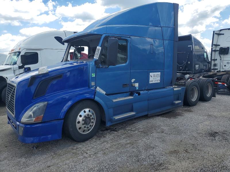 2014 Volvo VIN 4V4NC9EG7EN153626 COPART salvage auction — SIDE, In - Bill Of Sale - Parts Only, sold $275 on 2026-07-23 (photo 2)