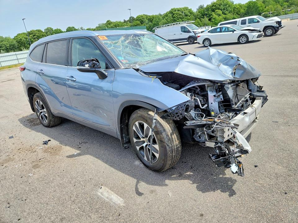 2021 Toyota Highlander VIN 5TDGZRBH9MS108535 COPART salvage auction — FRONT END, VA - CERT OF TITLE - SALVAGE, sold $8,500 on 2026-07-30 (photo 4)