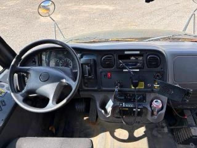 2015 Freightliner Chassis VIN 4UZABPDU9FCGL9813 COPART salvage auction — NORMAL WEAR, MA - CERTIFICATE OF TITLE (P), sold $700 on 2026-07-09 (photo 9)