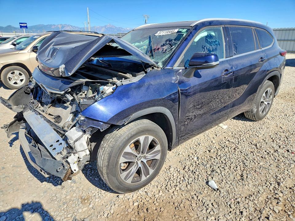 2022 Toyota Highlander VIN 5TDGZRAH6NS117132 — COPART salvage auction photo