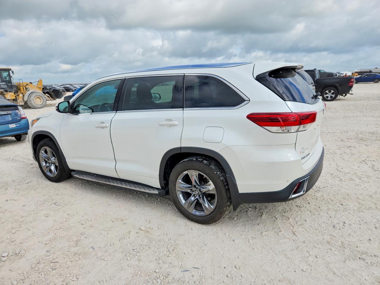 2017 Toyota Highlander VIN 5TDYZRFH6HS199204 COPART salvage auction — Normal Wear, TX - CERTIFICATE OF TITLE (P), sold $14,800 on 2026-07-08 (photo 2)