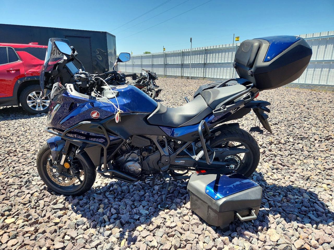 2025 Honda Nt1100 VIN JH2SC9044SK000685 COPART salvage auction — Side, MO - SALVAGE CERTIFICATE OF TITLE, sold $7,200 on 2026-07-09 (photo 3)