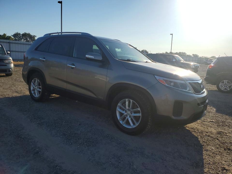 2015 Kia Sorento VIN 5XYKTDA72FG651295 COPART salvage auction — REAR END, Or - Dis/Dlr/Exp Only Clean Title, sold $1,850 on 2026-07-17 (photo 4)