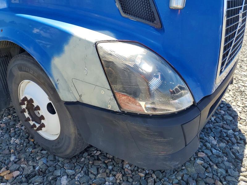 2011 Volvo Vnl VIN 4V4NC9DFXBN535654 COPART salvage auction — MINOR DENT/SCRATCHES, Ca - Certificate Of Title (P), sold $1,600 on 2026-07-07 (photo 9)