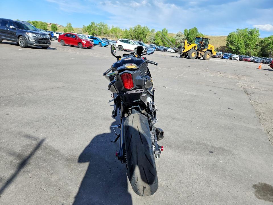 2025 Yamaha Yzf VIN JYARM38EXSA018298 COPART salvage auction — ROLLOVER, CO - PUBLIC - SALVAGE TITLE, sold $2,950 on 2026-07-22 (photo 4)