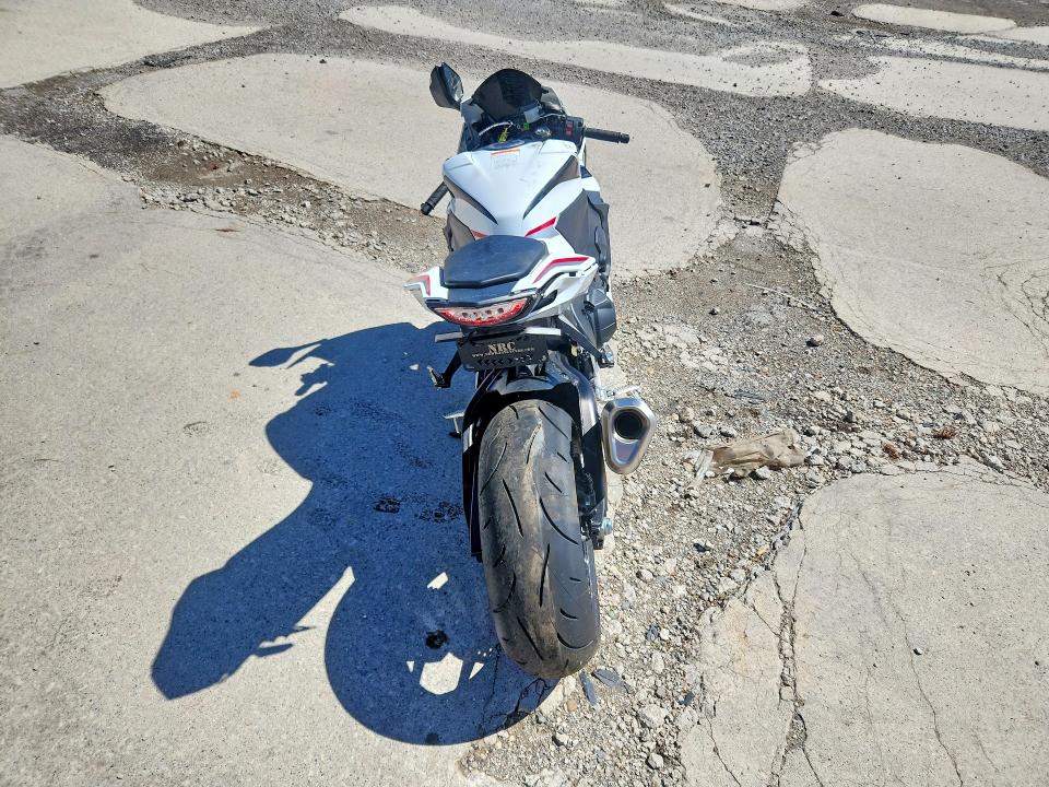 2026 Honda Cbr VIN JH2SC7714TK900620 COPART salvage auction — SIDE, MI - CERT OF TITLE-SALVAGE VEHICLE, sold $5,600 on 2026-07-30 (photo 4)