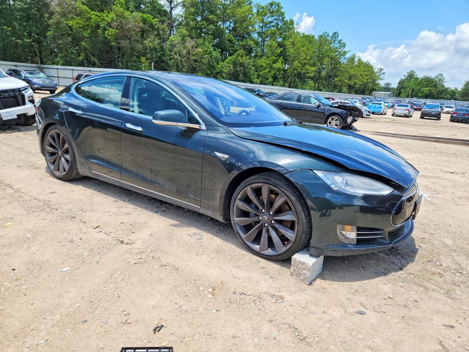 2013 Tesla Model s VIN 5YJSA1CPXDFP10826 COPART salvage auction — MINOR DENT/SCRATCHES, Salvage Title, sold $3,400 on 2026-07-24 (photo 4)