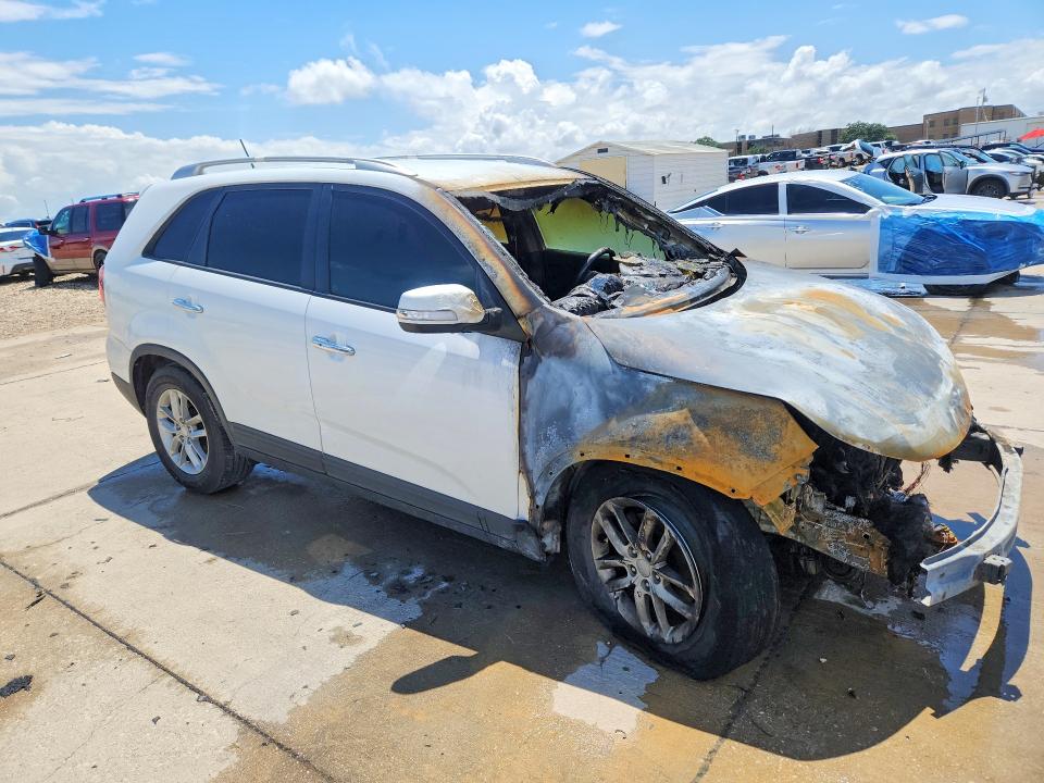 2014 Kia Sorento VIN 5XYKT4A66EG495686 COPART salvage auction — ENGINE BURN, Tx - Nonrepairable Title, sold $150 on 2026-07-02 (photo 4)