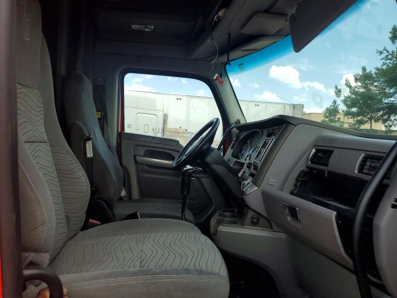 2014 Kenworth T680 VIN 1XKYD48X9EJ417705 COPART salvage auction — MINOR DENT/SCRATCHES, SC - CERT OF TITLE-SALVAGE, sold $500 on 2026-07-31 (photo 5)