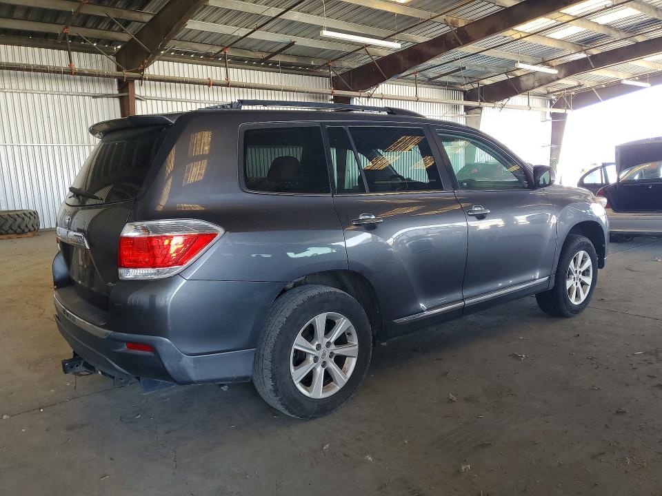 2011 Toyota Highlander VIN 5TDBK3EH9BS065707 COPART salvage auction — MINOR DENT/SCRATCHES, Ca - Dis/Dlr/Exp Only Clean Title, sold $2,650 on 2026-07-16 (photo 3)