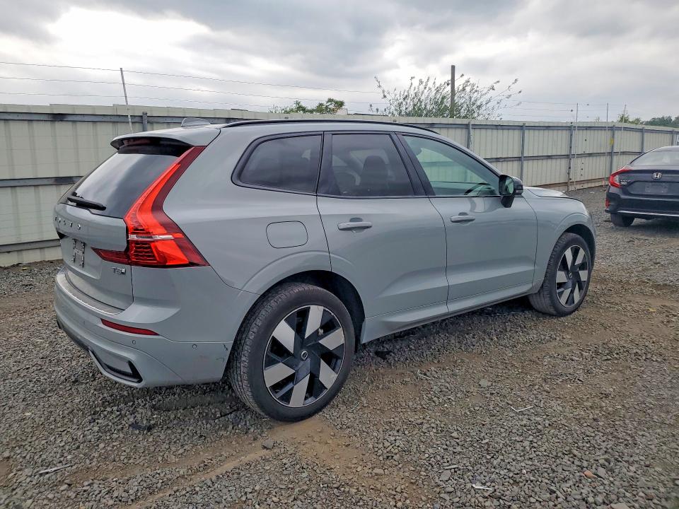 2025 Volvo Xc60 VIN YV4H60RC4S1027159 COPART salvage auction — FRONT END, Salvage Title, sold $20,600 on 2026-08-04 (photo 3)