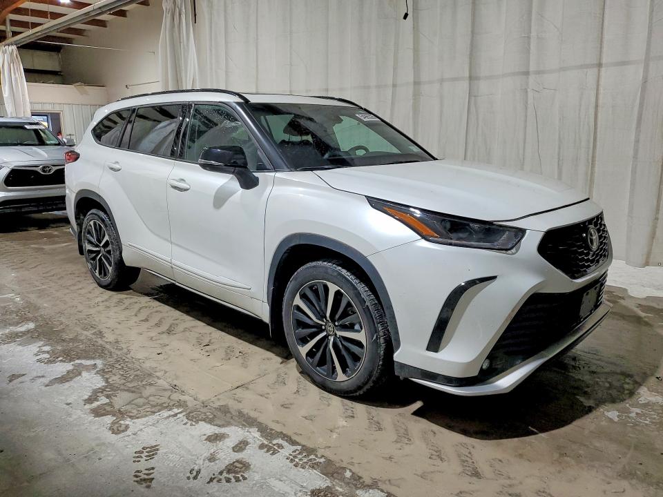 2022 Toyota Highlander VIN 5TDLZRBH4NS251179 COPART salvage auction — VANDALISM, Az - Cert Of Title - Salvage, sold $21,600 on 2026-07-06 (photo 4)
