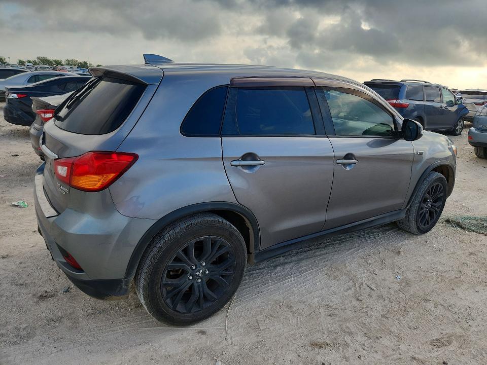 2018 Mitsubishi VIN JA4AP3AU2JU011587 COPART salvage auction — MINOR DENT/SCRATCHES, Tx - Certificate Of Title, sold $1,250 on 2026-07-08 (photo 3)