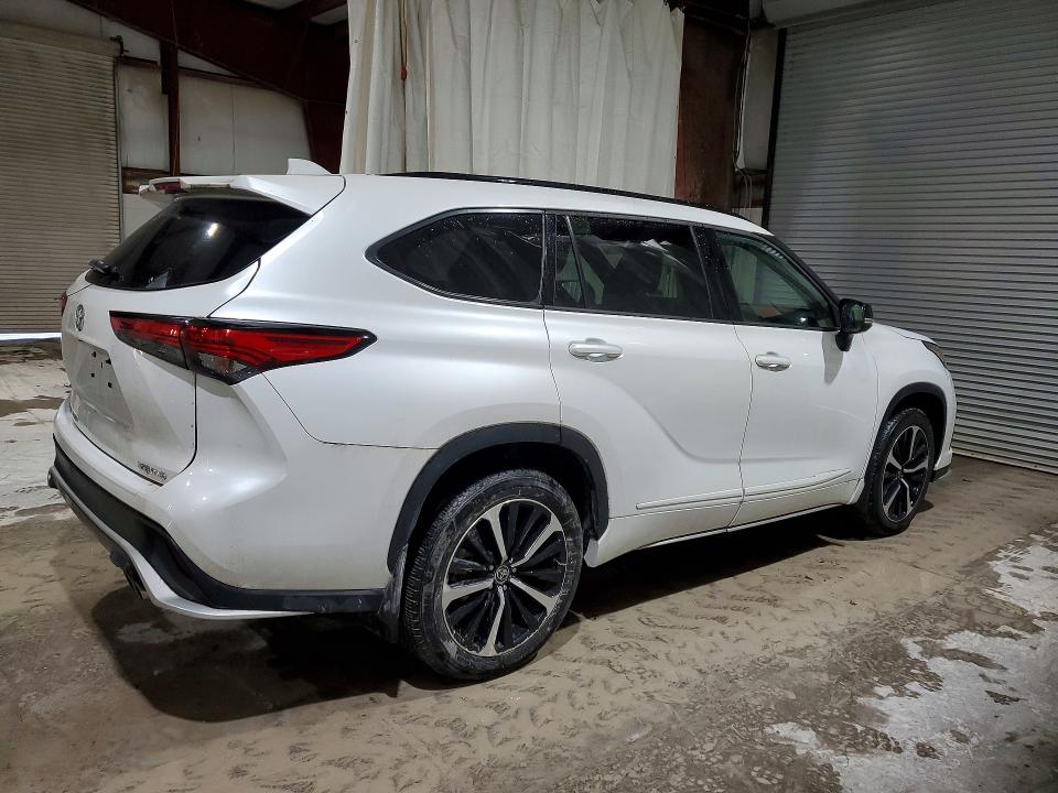 2022 Toyota Highlander VIN 5TDLZRBH4NS251179 COPART salvage auction — VANDALISM, Az - Cert Of Title - Salvage, sold $21,600 on 2026-07-06 (photo 3)