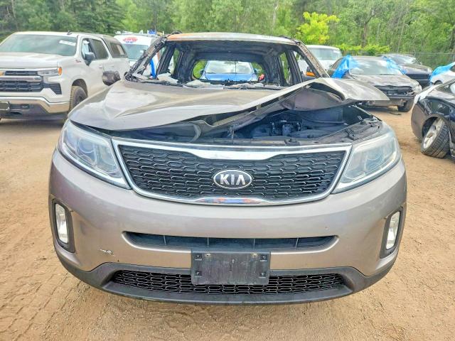 2015 Kia Sorento VIN 5XYKTCA6XFG629255 COPART salvage auction — BURN, On - Permit Irrepairable, sold $400 on 2026-07-23 (photo 5)