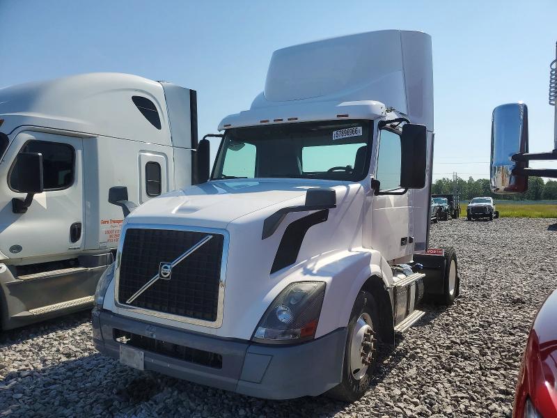 2018 Volvo Vn VIN 4V4N39TG4JN892840 COPART salvage auction — NORMAL WEAR, In - Certificate Of Title, sold $5,200 on 2026-07-09 (photo 2)