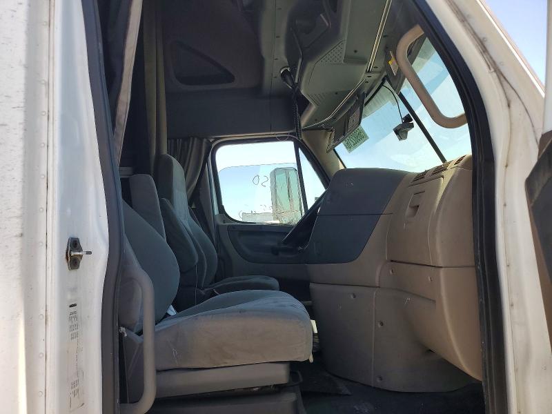 2018 Freightliner Cascadia 125 VIN 1FUJGLDR5JLJC9625 COPART salvage auction — SIDE, VA - DIS/DLR/EXP ONLY CLEAN TITLE, sold $5,400 on 2026-07-09 (photo 5)