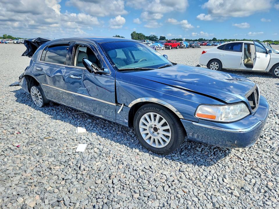 2005 Lincoln TOWN CAR VIN 1LNHM81W65Y652991 COPART salvage auction — ROLLOVER, FL - CERTIFICATE OF DESTRUCTION, sold $425 on 2026-07-10 (photo 4)