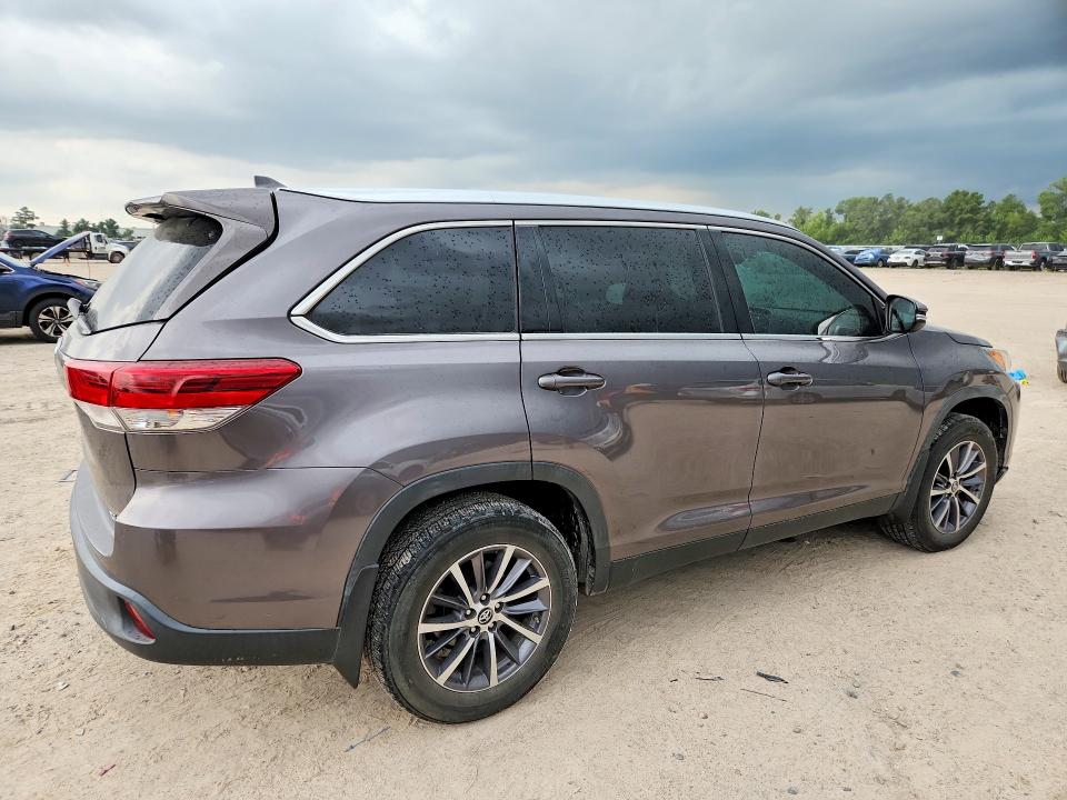 2019 Toyota VIN 5TDKZRFH2KS318315 COPART salvage auction — SIDE, Tx - Salvage Vehicle Title, sold $13,200 on 2026-07-07 (photo 3)