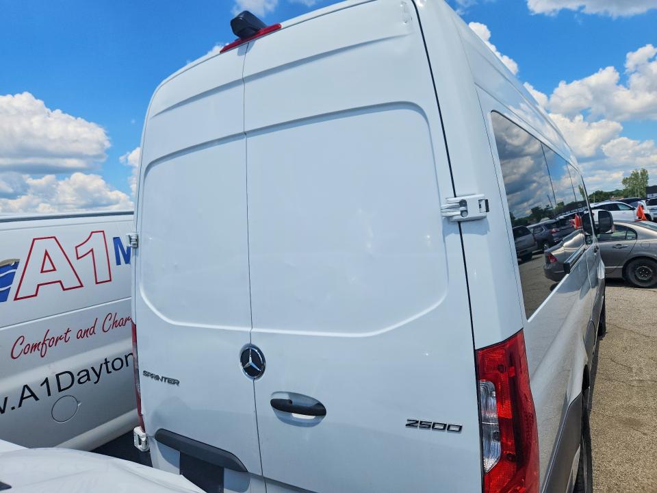 2020 Mercedes-benz VIN W1W40CHY7LT025742 COPART salvage auction — MINOR DENT/SCRATCHES, Oh - Certificate Of Title, sold $12,500 on 2026-07-29 (photo 6)