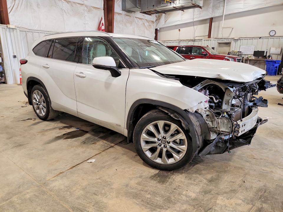 2022 Toyota Highlander VIN 5TDXBRCH3NS562459 COPART salvage auction — FRONT END, WI - CERT OF TITLE-SALVAGE VEHICLE, sold $19,400 on 2026-07-15 (photo 4)
