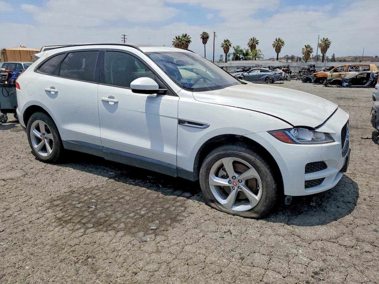 2017 Jaguar F-pace VIN SADCJ2BV9HA493007 COPART salvage auction — Vandalized, CA - DIS/DLR/EXP ONLY CLEAN TITLE, sold $3,350 on 2026-09-11 (photo 4)