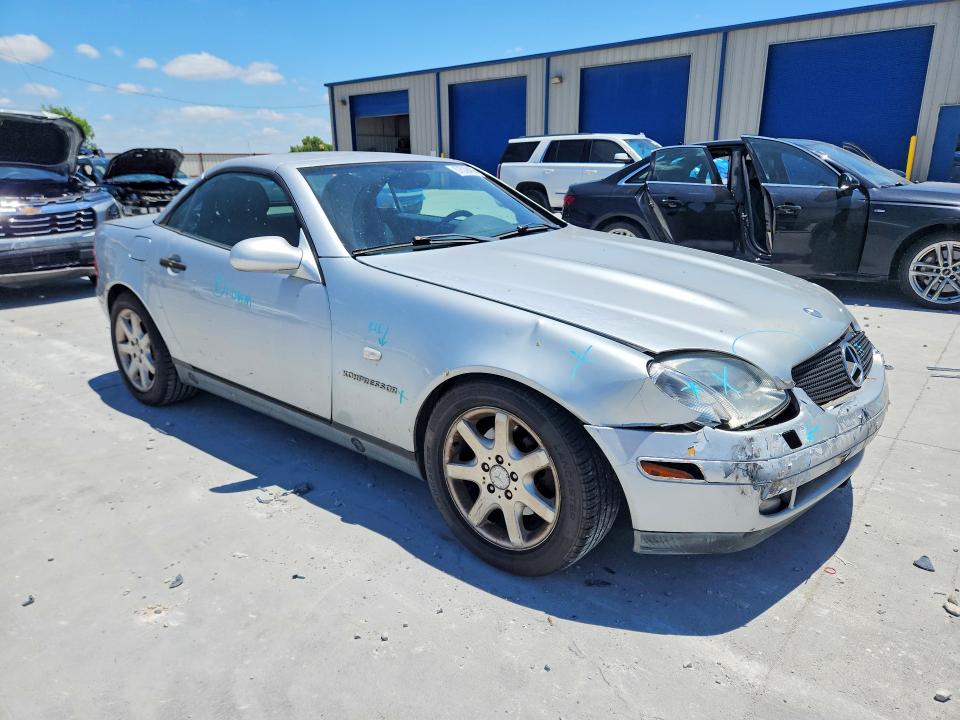 1999 Mercedes-benz Slk-klasse VIN WDBKK47F3XF127819 COPART salvage auction — FRONT END, Tx - Salvage Vehicle Title, sold $325 on 2026-07-17 (photo 4)