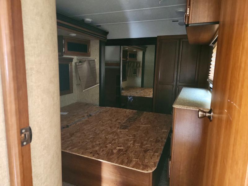 2017 Forest river Crusader VIN 5ZT3CS3B2HG120574 COPART salvage auction — ROOF, TN - SALVAGE CERTIFICATE, sold $1,750 on 2026-07-22 (photo 5)