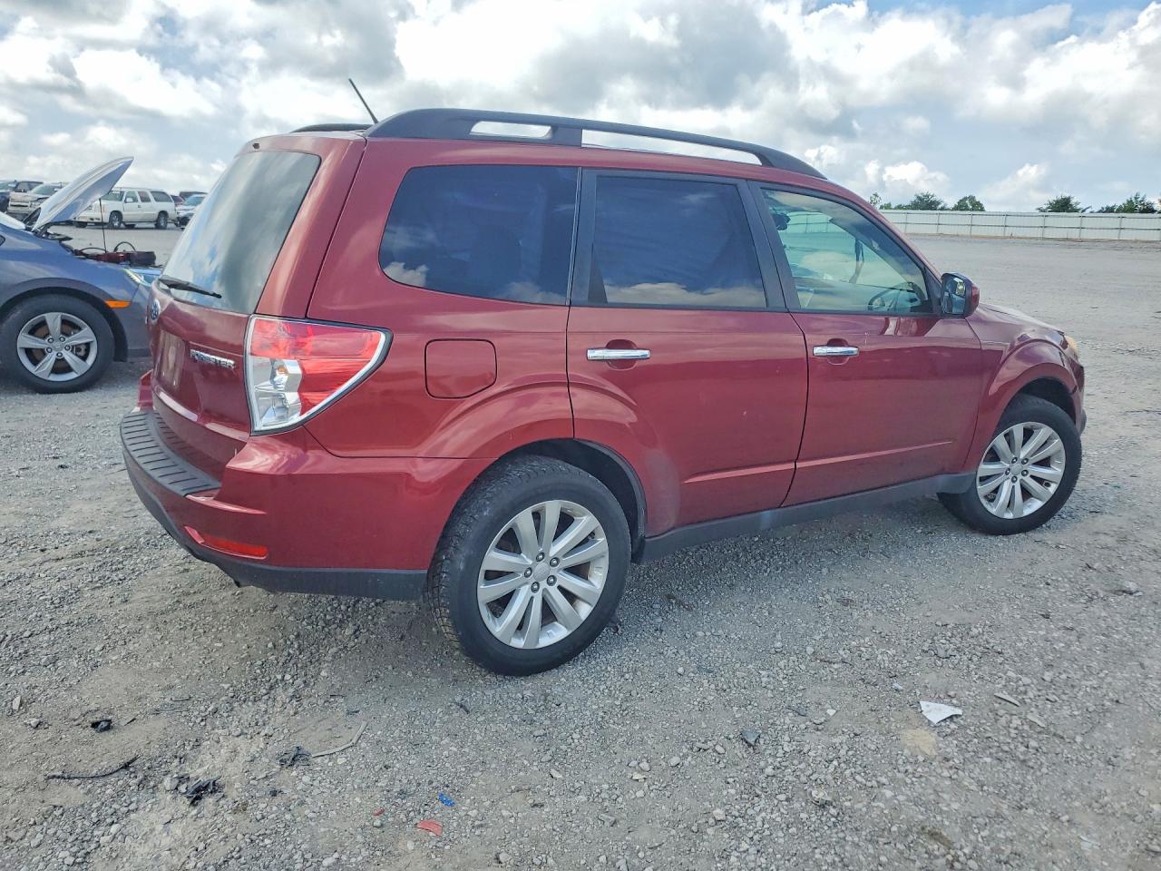 2013 Subaru Forester VIN JF2SHADC5DH412483 COPART salvage auction — Side, KY - CERT OF TITLE-SALVAGE, sold $425 on 2026-07-09 (photo 3)