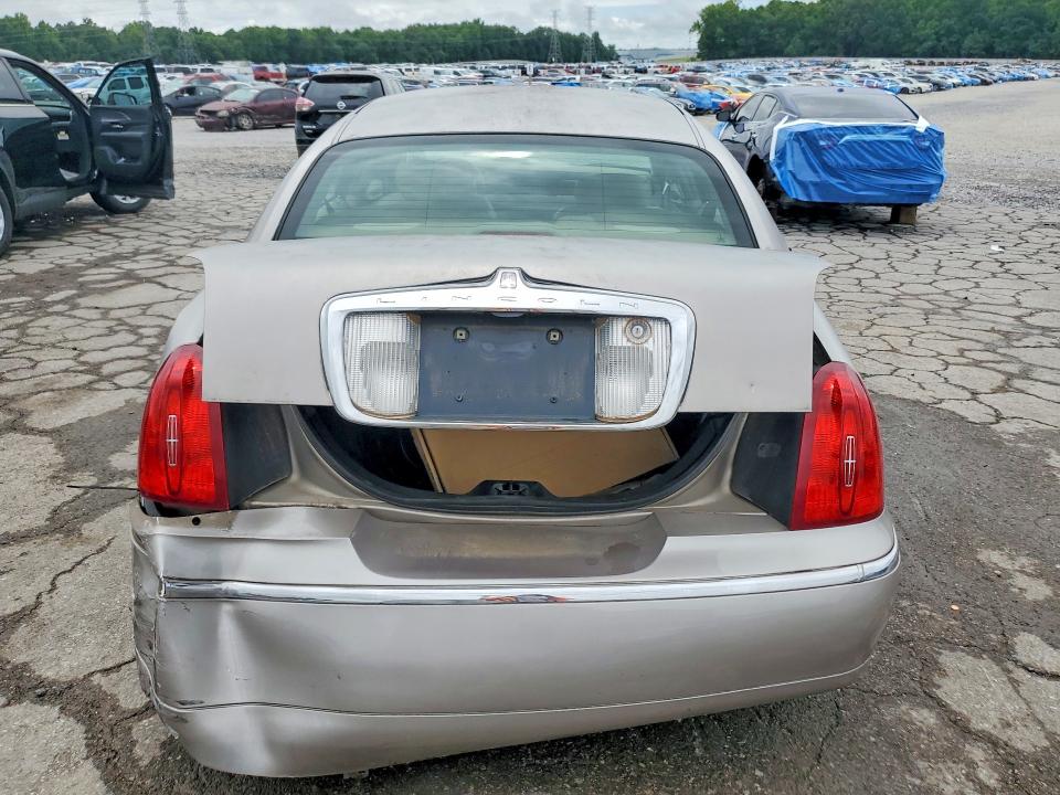 2002 Lincoln TOWN CAR VIN 1LNHM82W42Y611866 COPART salvage auction — REAR END, Tn - Salvage Certificate, sold $575 on 2026-07-09 (photo 6)