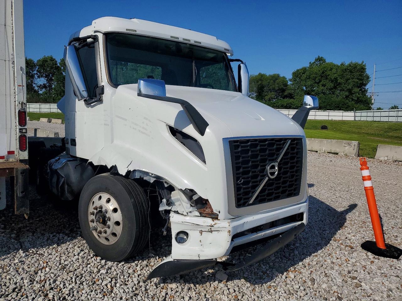 2021 Volvo VNR VIN 4V4WC9DG3MN600148 COPART salvage auction — Side, OR - SALVAGE TITLE CERTIFICATE, sold $875 on 2026-07-09 (photo 1)
