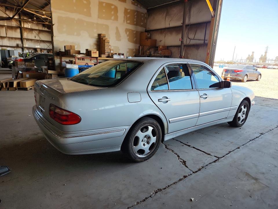 2000 Mercedes-benz E-class VIN WDBJF83J4YX035860 COPART salvage auction — MINOR DENT/SCRATCHES, Az - Certificate Of Title, sold $800 on 2026-07-13 (photo 3)