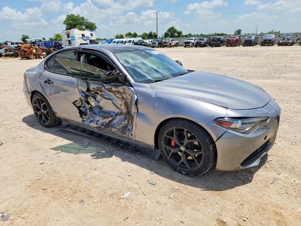 2020 Alfa romeo Giulia VIN ZARFAMBN3L7626697 COPART salvage auction — SIDE, Tx - Salvage Vehicle Title, sold $2,200 on 2026-08-12 (photo 4)