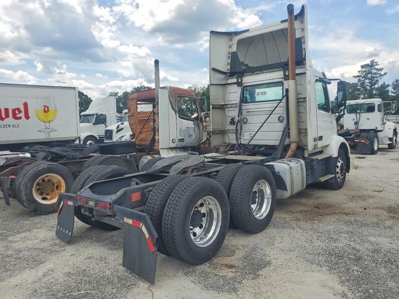 2021 Volvo Vnr VIN 4V4WC9EH9MN277067 COPART salvage auction — NORMAL WEAR, NC - CERTIFICATE OF TITLE, sold $12,700 on 2026-07-11 (photo 4)