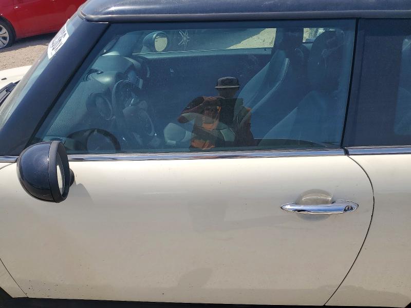 2009 Mini Cooper VIN WMWMF33549TW74251 COPART salvage auction — MINOR DENT/SCRATCHES, Mo - Dealer Only Clean Title (P), sold $525 on 2026-07-07 (photo 7)