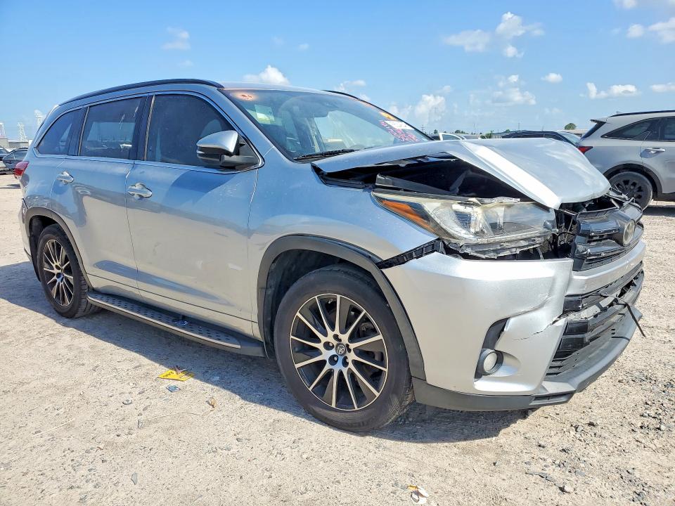 2017 Toyota VIN 5TDKZRFH3HS520492 COPART salvage auction — REAR END, TX - SALVAGE VEHICLE TITLE, sold $150 on 2026-07-24 (photo 4)
