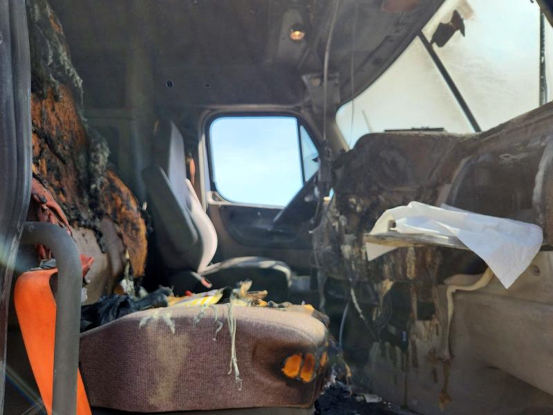 2019 Freightliner Cascadia 125 VIN 3AKJGLFG2KSKL4242 COPART salvage auction — BURN, IN - CERT OF TITLE-SALVAGE TITLE, sold $7,400 on 2026-08-11 (photo 5)
